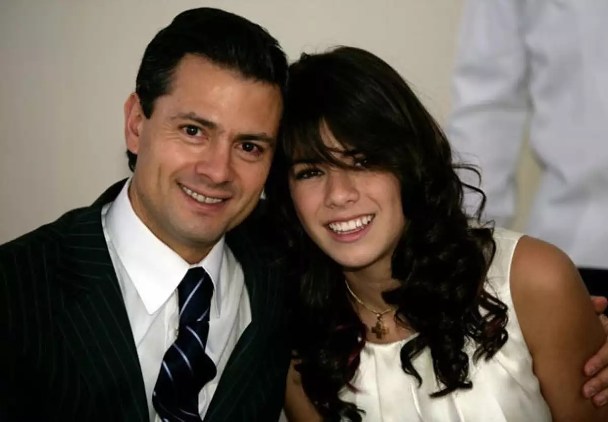 Su hija mayor es muy guapa y estudiosa.