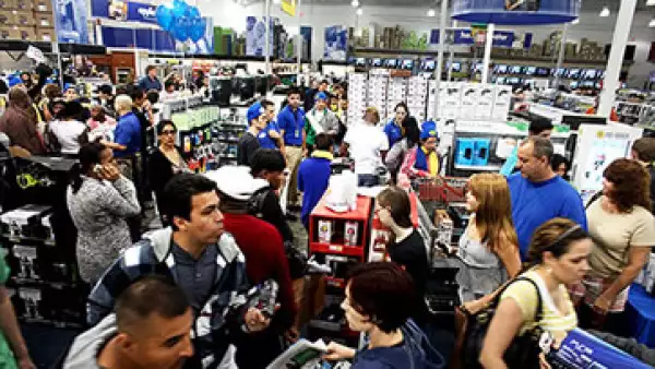 Este año algunas tiendas abrirán sus puertas desde las 8 pm del jueves.  (Foto: Cortesía CNNMoney)