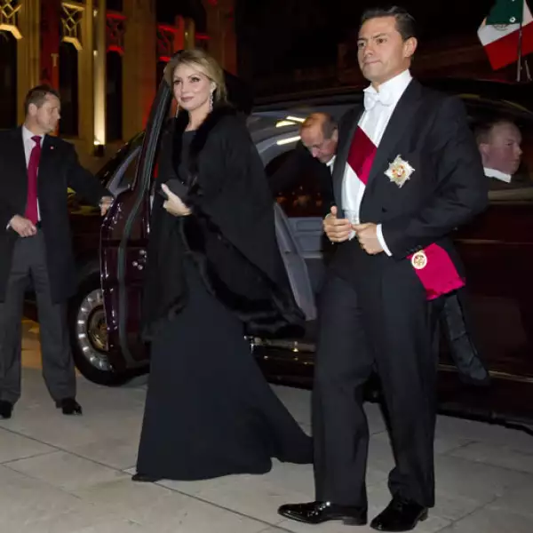 Angélica Rivera y Enrique Peña Nieto llegando al banquete real.
