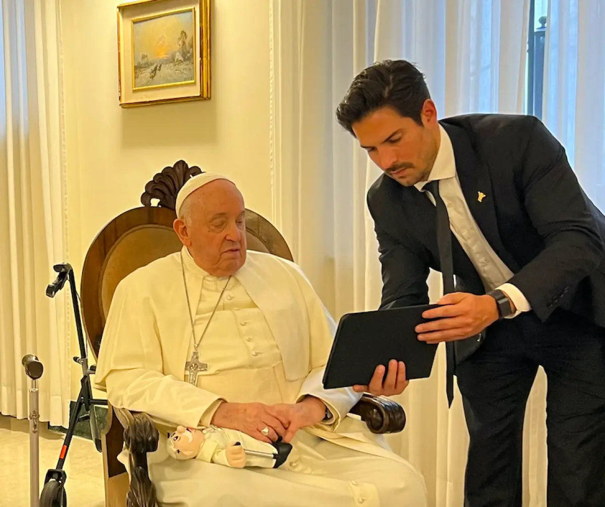 Imagen del Papa Francisco y Víctor González Herrera, presidente ejecutivo de Grupo Por Un País Mejor, durante su encuentro.