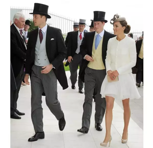 Kate siguió la regla de oro cuando su acompañante usa jaquet ella debe cubrirse la cabeza. Además que le elección de las zapatillas en color nude hace que sus piernas se vean más largas y estilizadas.