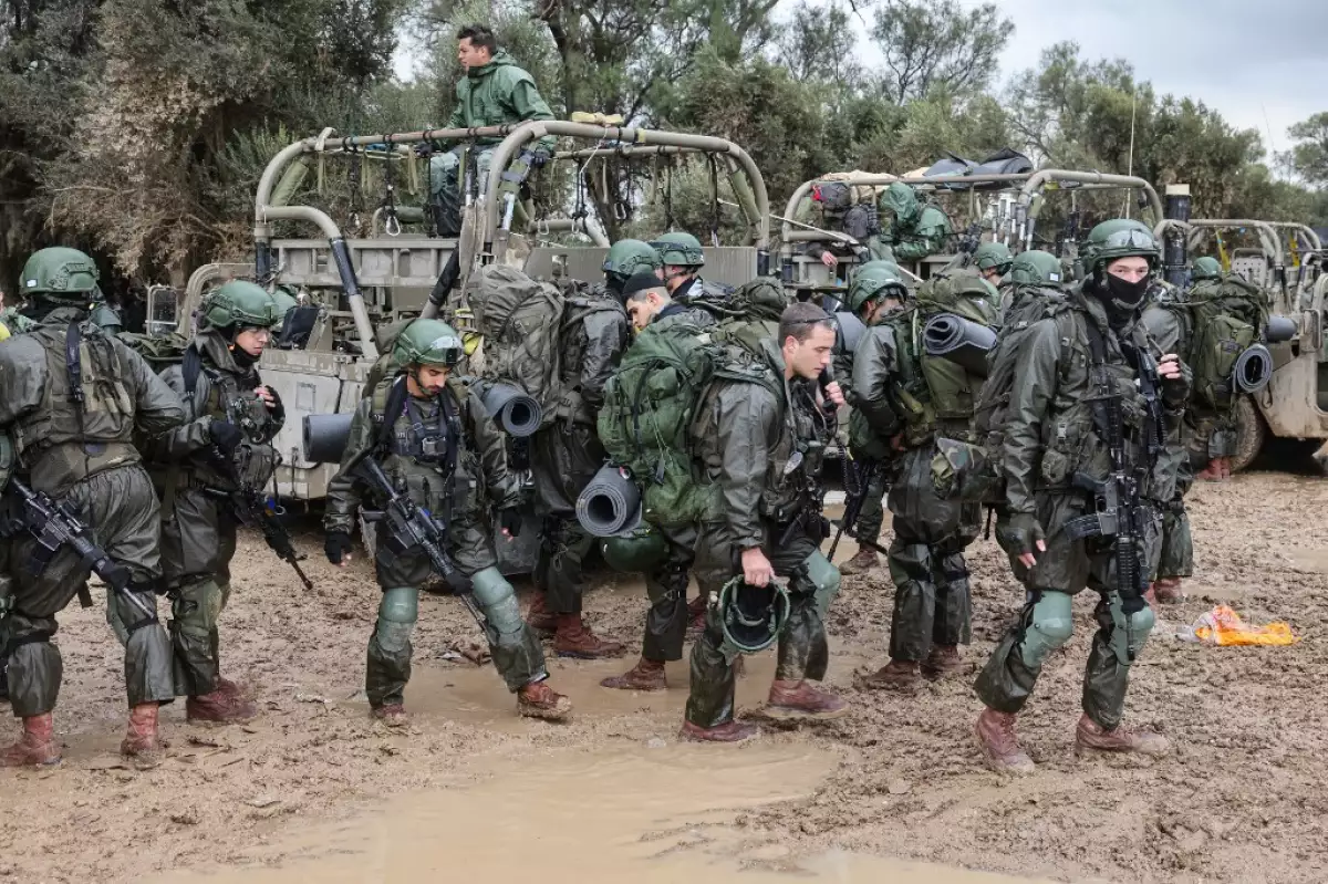 Soldados de Israel se preparan para ir a la Franha de Gaza, cerca del área fronteriza en el sur de Israel el 13 de diciembre. 