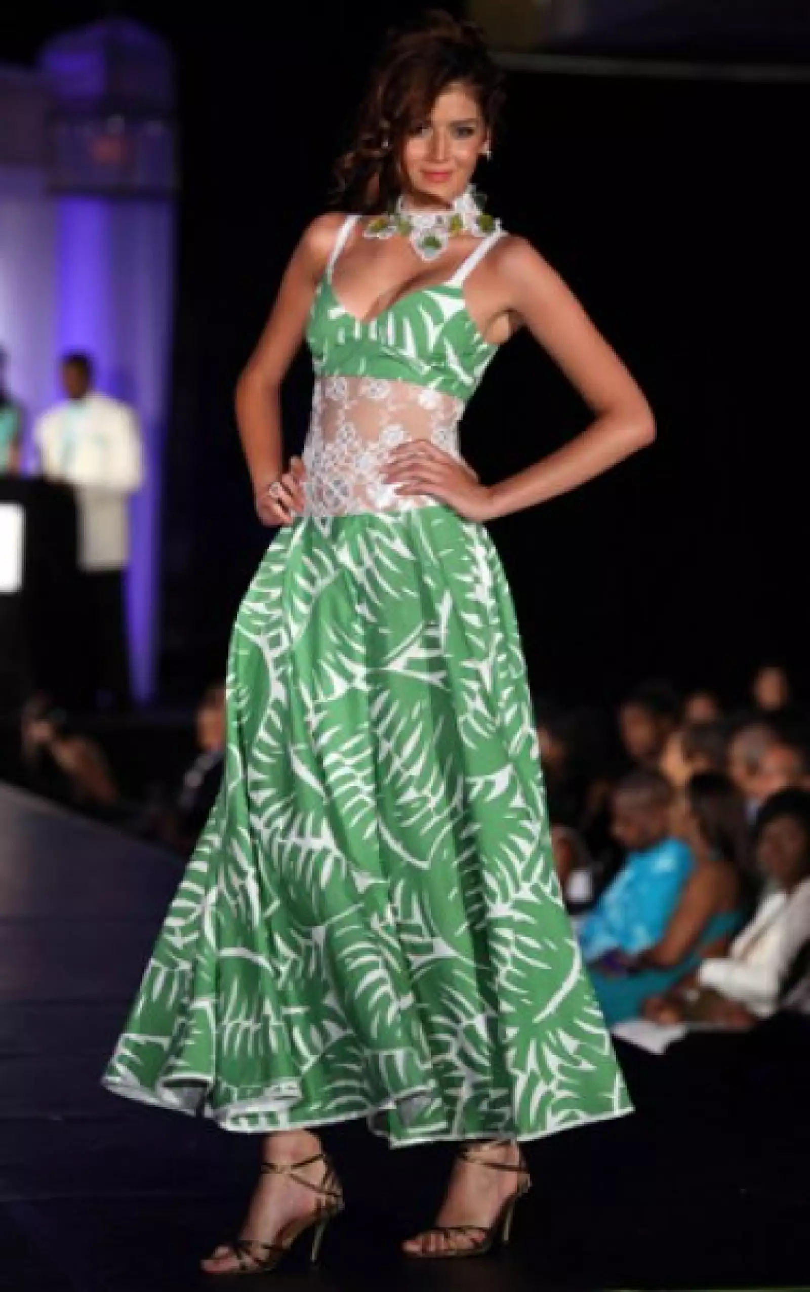 Senem Kuyucuoglu, de Turquía, en un vestido verde de amplia falda en el que el toque llamativo fue la parte del viente, confeccionada en encaje blanco.