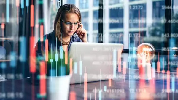 Inversiones con aroma de mujer: ¿por qué ellas invierten mejor que los hombres?