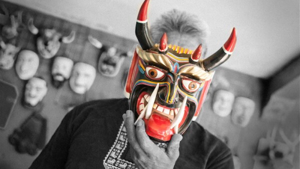 Maestro Artesano Felipe Horta pozando con su mascara de diablo