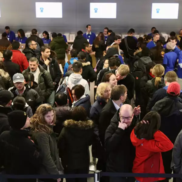Cientos de fanáticos llegaron a los establecimientos de la firma para adquirir la más reciente ‘tablet’ de Apple.