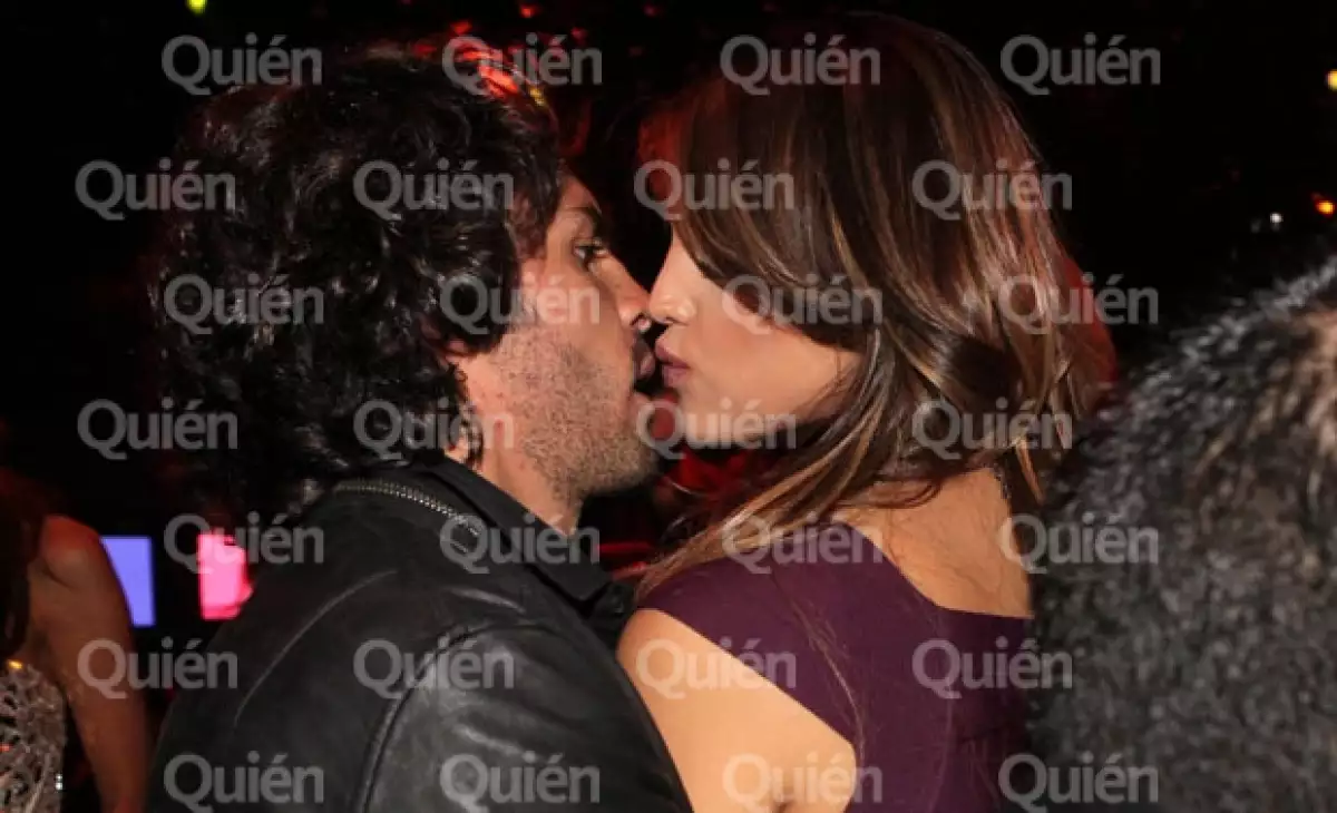 La joven pareja se mostró amorosa.