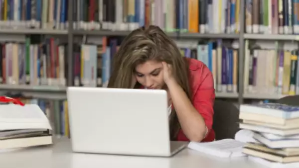 Los alumnos estresados presentan estrés debido a factores como la sobrecarga académica y el tiempo insuficiente de descanso. (Foto: iStock by Getty Images)