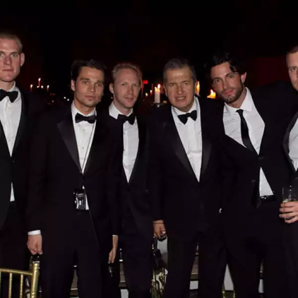 Mario Testino acompañado por sus amigos.