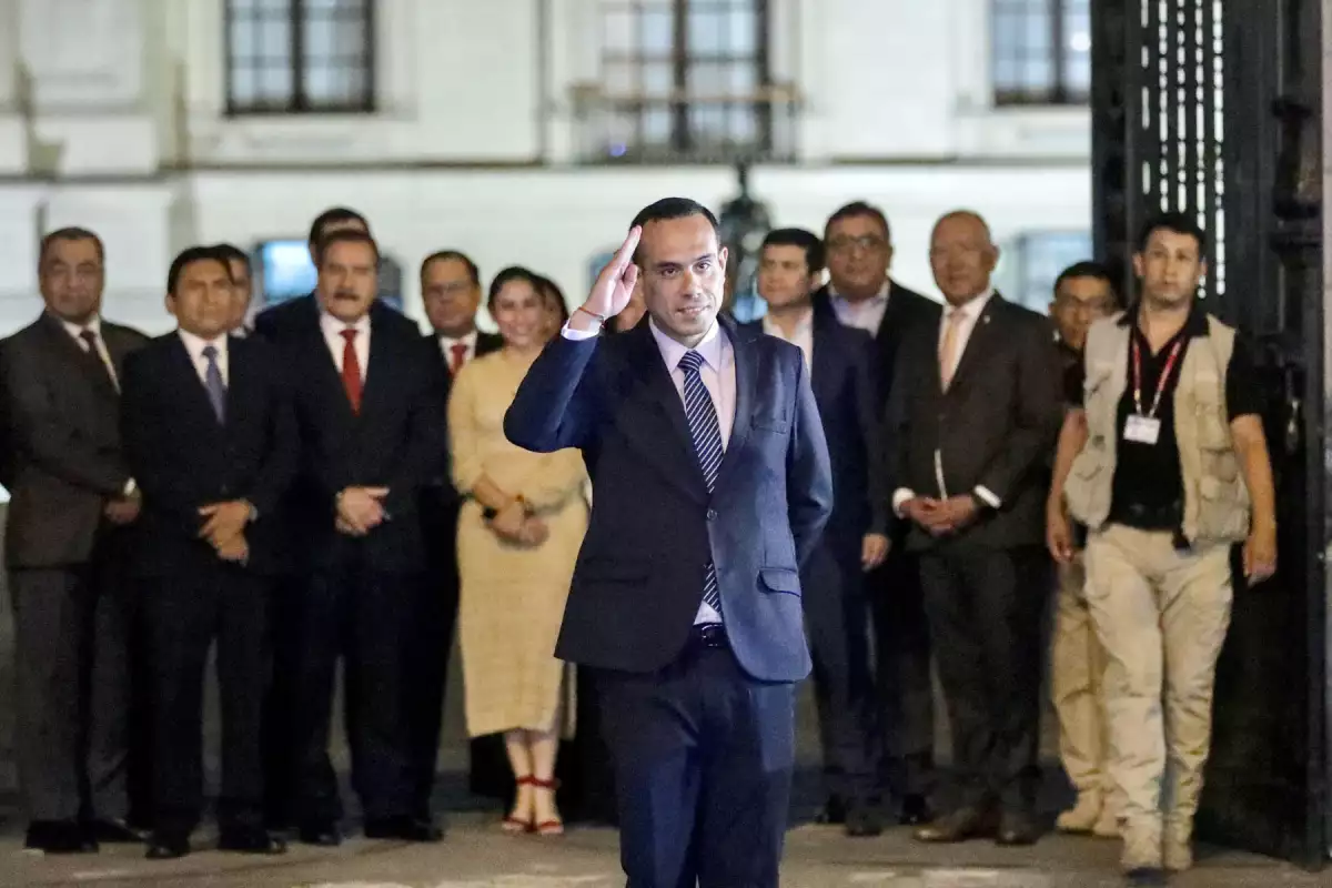 El presidente interino destituido de Perú, José Jeri (C), hace gestos con su gabinete al fondo mientras salen del Palacio del Gobierno en Lima el 17 de febrero de 2026. Jeri, el séptimo jefe de estado del país en 10 años, fue acusado de la contratación irregular de varias mujeres en su gobierno, y una moción para expulsarlo por reclamos de tráfico de influencia recibió el respaldo de docenas de legisladores.