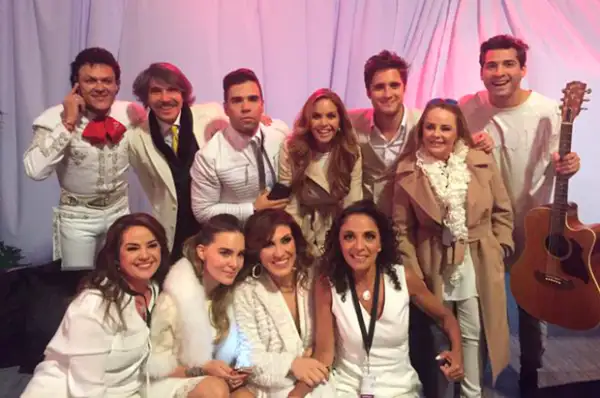 Lucero también cantó al Papa Francisco.
