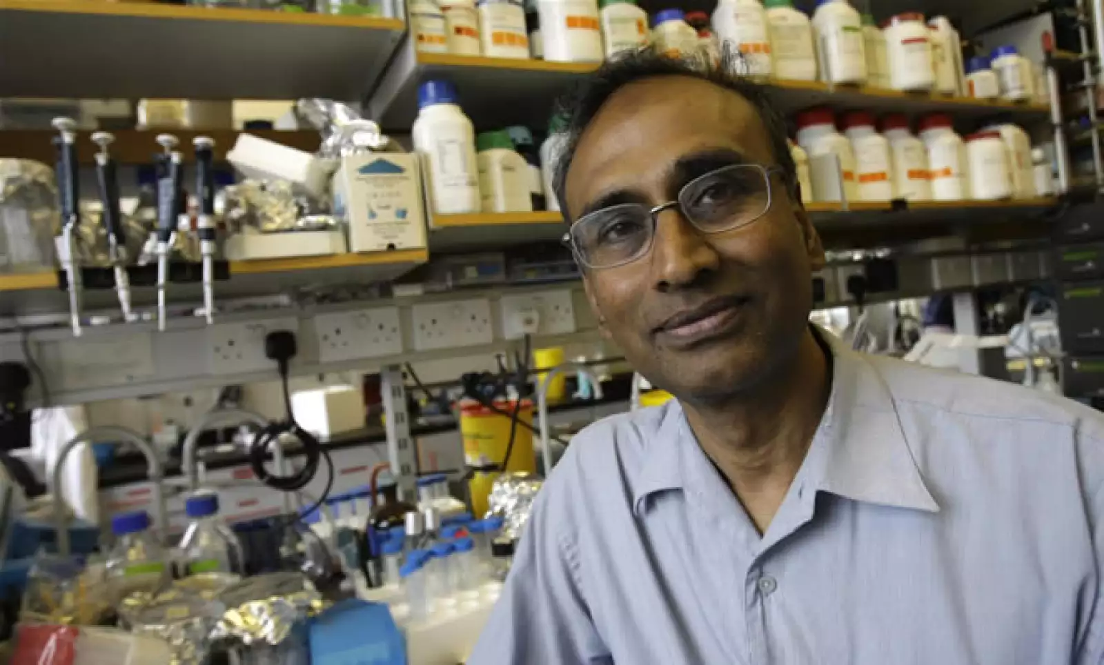 Los estadounidenses Venkatraman Ramakrishnan (en la foto) y Thomas Steitz y la israelí Ada Yonath ganaron el miércoles 7 el premio Nobel de Química por el mapa átomo por átomo del ribosoma, fundamental para el desarrollo de nuevos antibióticos.