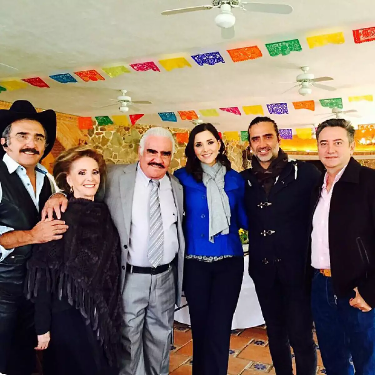 El cantante, que hoy cumple 74 años de edad, debutó en Instagram al compartir una imagen de su gran celebración en familia, junto al Potrillo, sus hermanos y su esposa Cuquita.