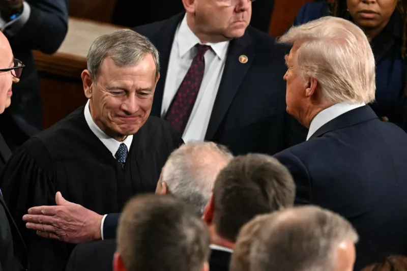 (ARCHIVOS) El presidente de los Estados Unidos, Donald Trump (R), saluda al Presidente de la Corte Suprema de los Estados Unidos, John Roberts, como Trump para dirigirse a una sesión conjunta del Congreso en la Cámara del Capitolio de los Estados Unidos en Washington, DC, el 4 de marzo de 2025.