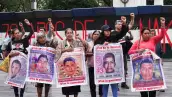 Familiares de los 43 estudiantes durante una maniestación para exigir justicia.