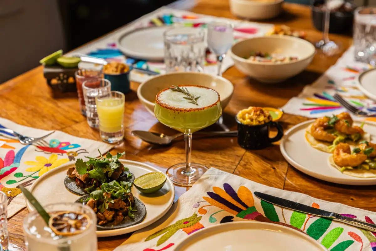 Foto de platillos mexicanos y una copa de margarita al centro en el restaurante Balta del hotel Sofitel CDMX