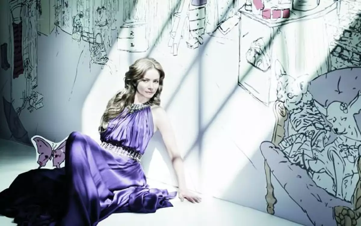 Este año cumplió 30 y firmó contrato con Televisa. Ambas implican un reto que está dispuesta a afrontar. Fotos y toda la entrevista en el nuevo número de la revista InStyle.