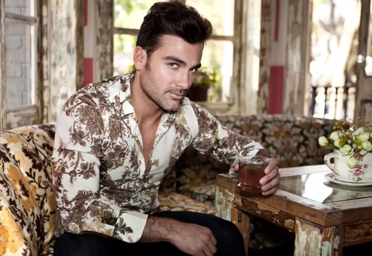 Mauricio Mejía posa en Sabor Amor para Quién.com