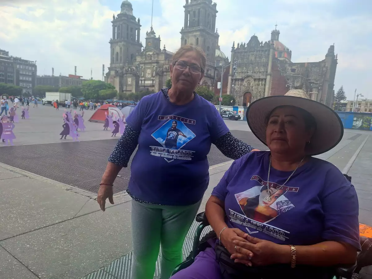 Protesta de mujeres en el Zócalo de CDMX por feminicidios