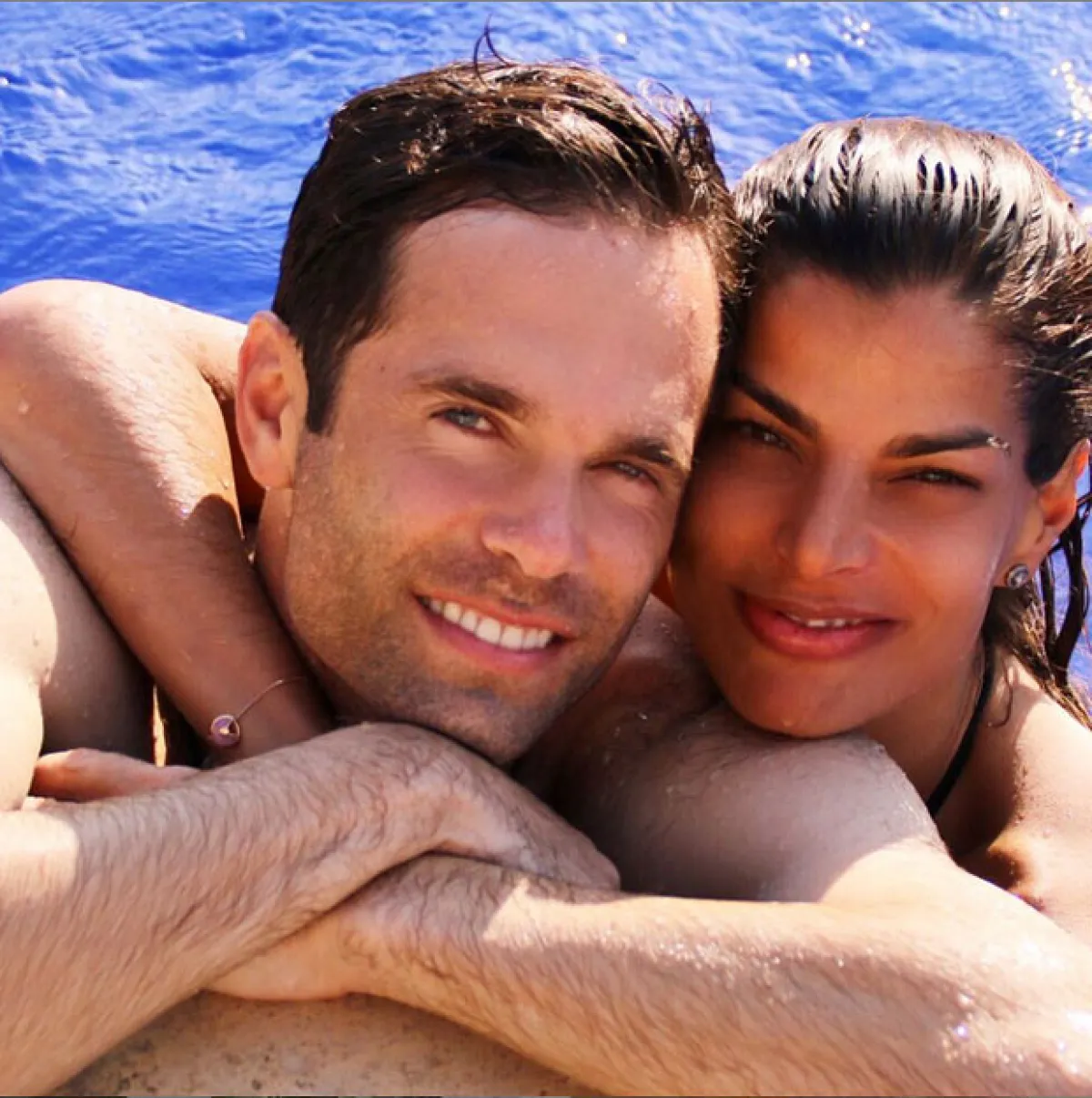 La guapa empresaria le ha puesto punto final a su cosmopolita viaje por Europa, regresando muy bien acompañada por su novio, Alejandro Amaya.
