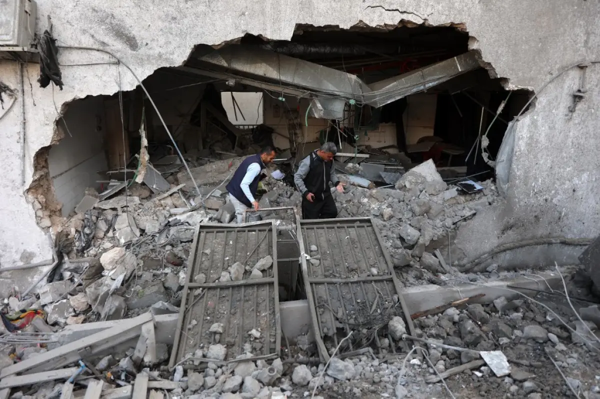 La gente comprueba la destrucción después de un ataque israelí en el hospital Al-Ahli, también conocido como el hospital Bautista o Ahli Arab, en la ciudad de Gaza el 13 de abril de 2025.