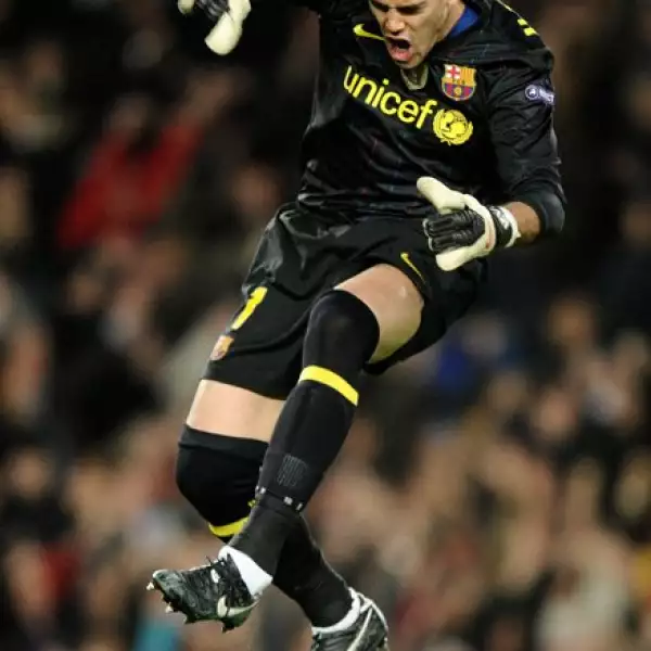 El español Víctor Valdés, del Barcelona, no pisa nunca las líneas del terreno de juego.