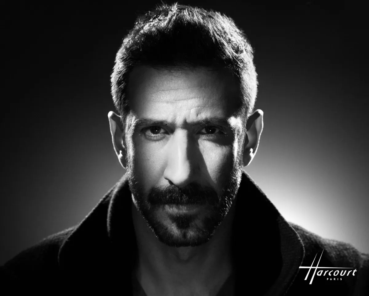 Foto en blanco y negro del actor mexicano José María Yazpik retratado por Studio Harcourt de París