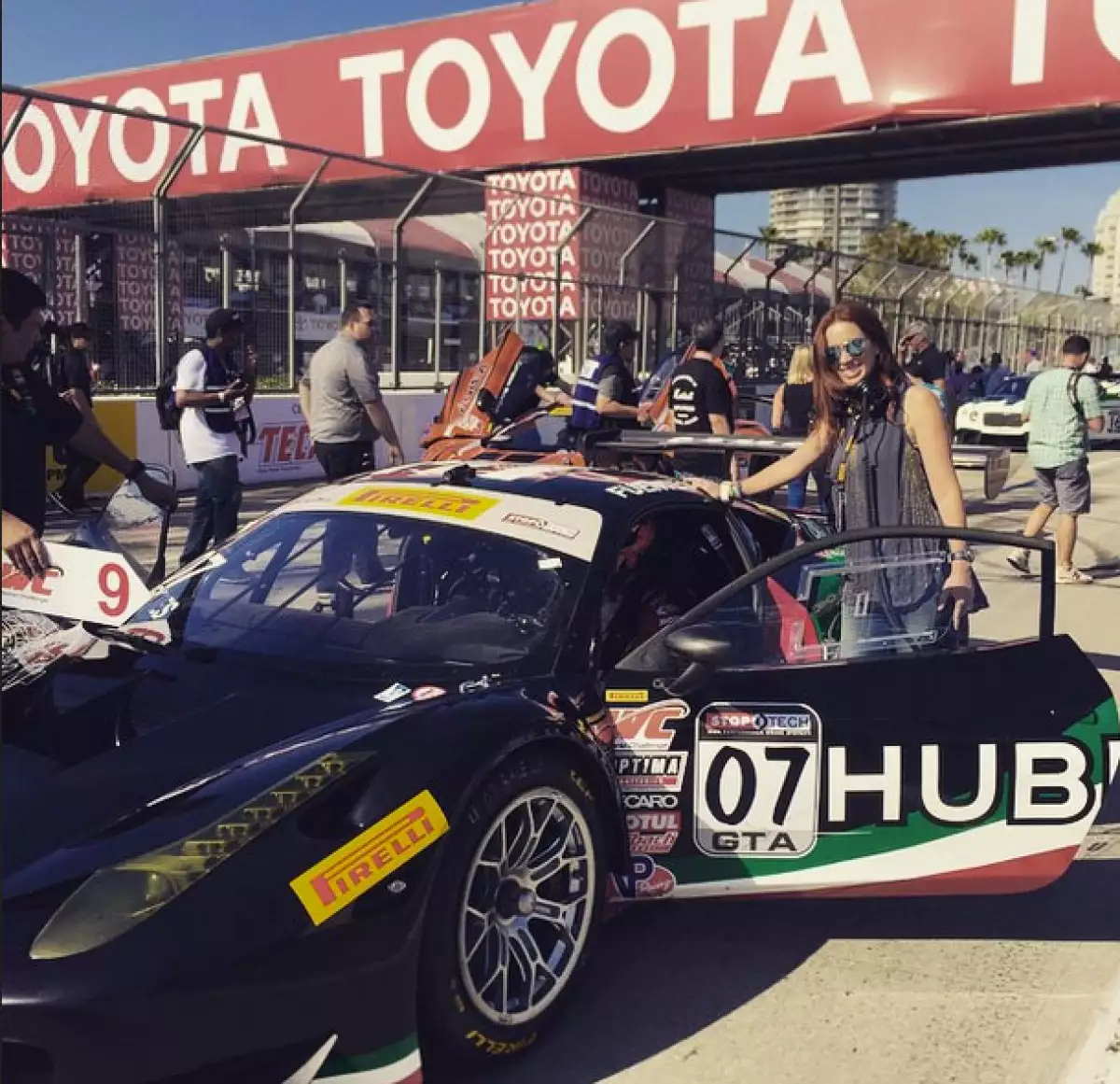 Jacky posa junto al auto de carreras de su esposo.