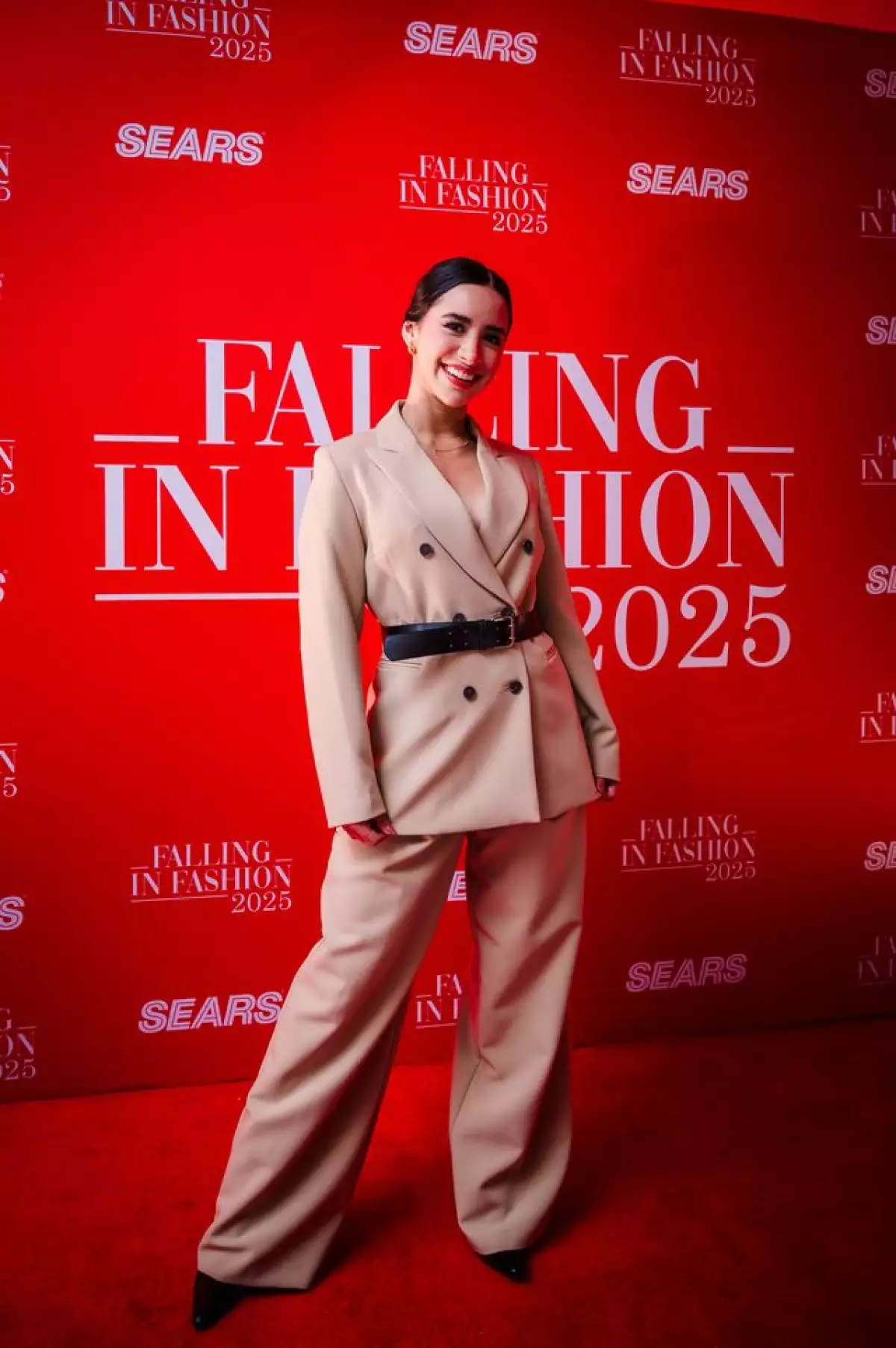 Tammy Parra, creadora de contenido, en la red carpet de Falling in Fashion con un look que describió como formal, atrevido y versátil.