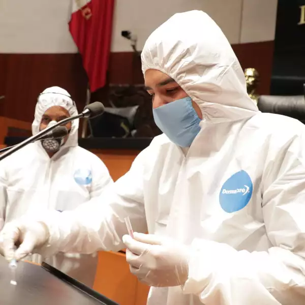 Trabajadores especializados realizaron un proceso de sanitización en el salón de plenos del Senado de la República