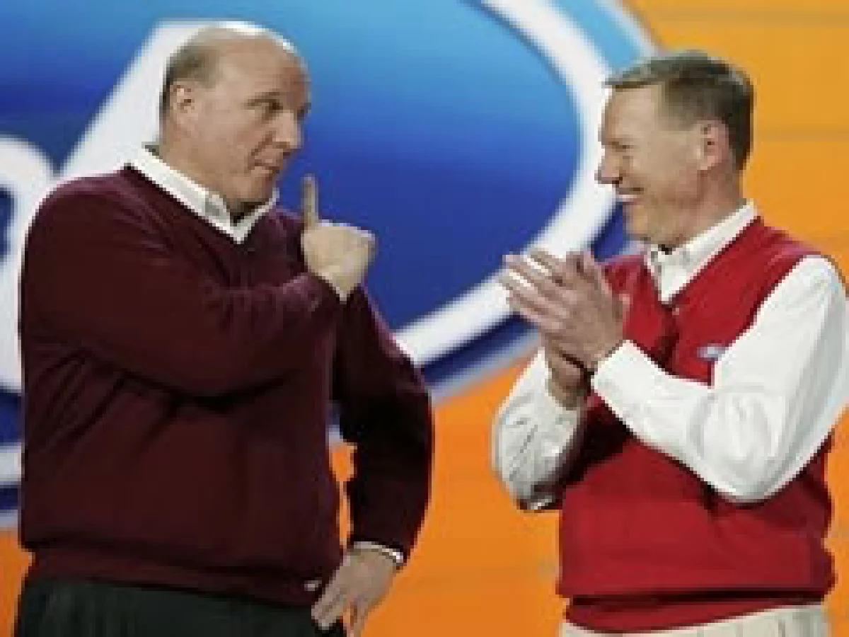 Steve Ballmer, presidente de Microsoft, acompañó al líder de Ford, Alan Mulally, en un evento tecnológico en Las Vegas. (Foto: AP)