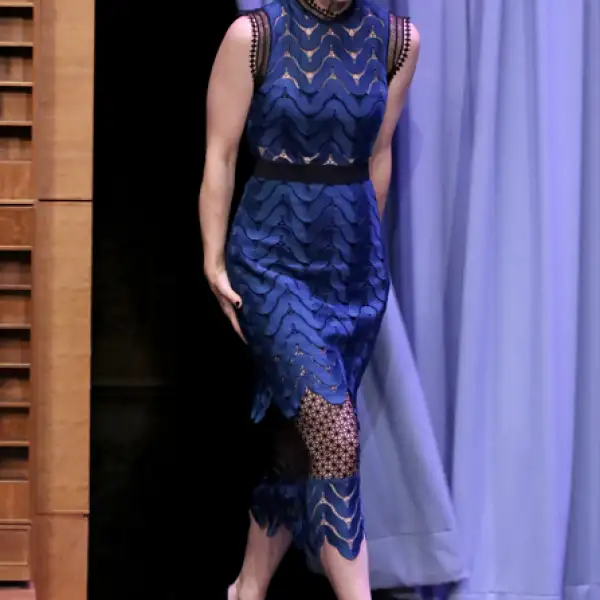 La actriz llegó al programa de Jimmy Fallon en un vestido Self-Portrait con transparencias de la colección de otoño 2015.