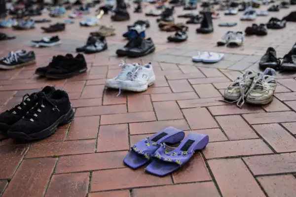 Hundreds Of Shoes Placed On Rotorua Foreshore To Remember Those Lost To Suicide