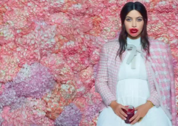 Kim Kardashian posando para Karl Lagerfeld.