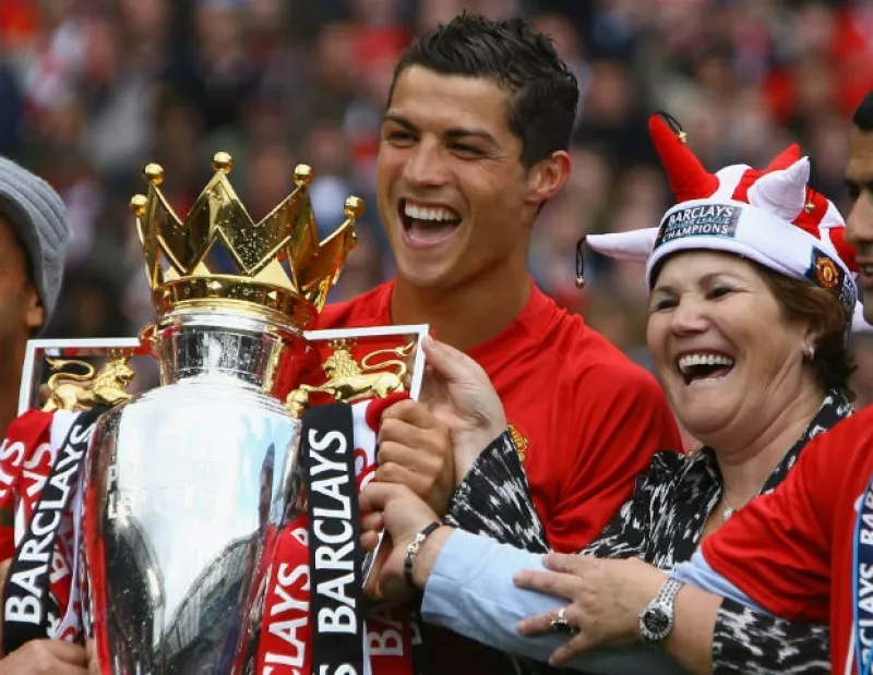 Dolores Aveiro adora a su exitoso hijo, pero relató en su libro autobiográfico que consideró no traerlo al mundo debido a su situación económica.