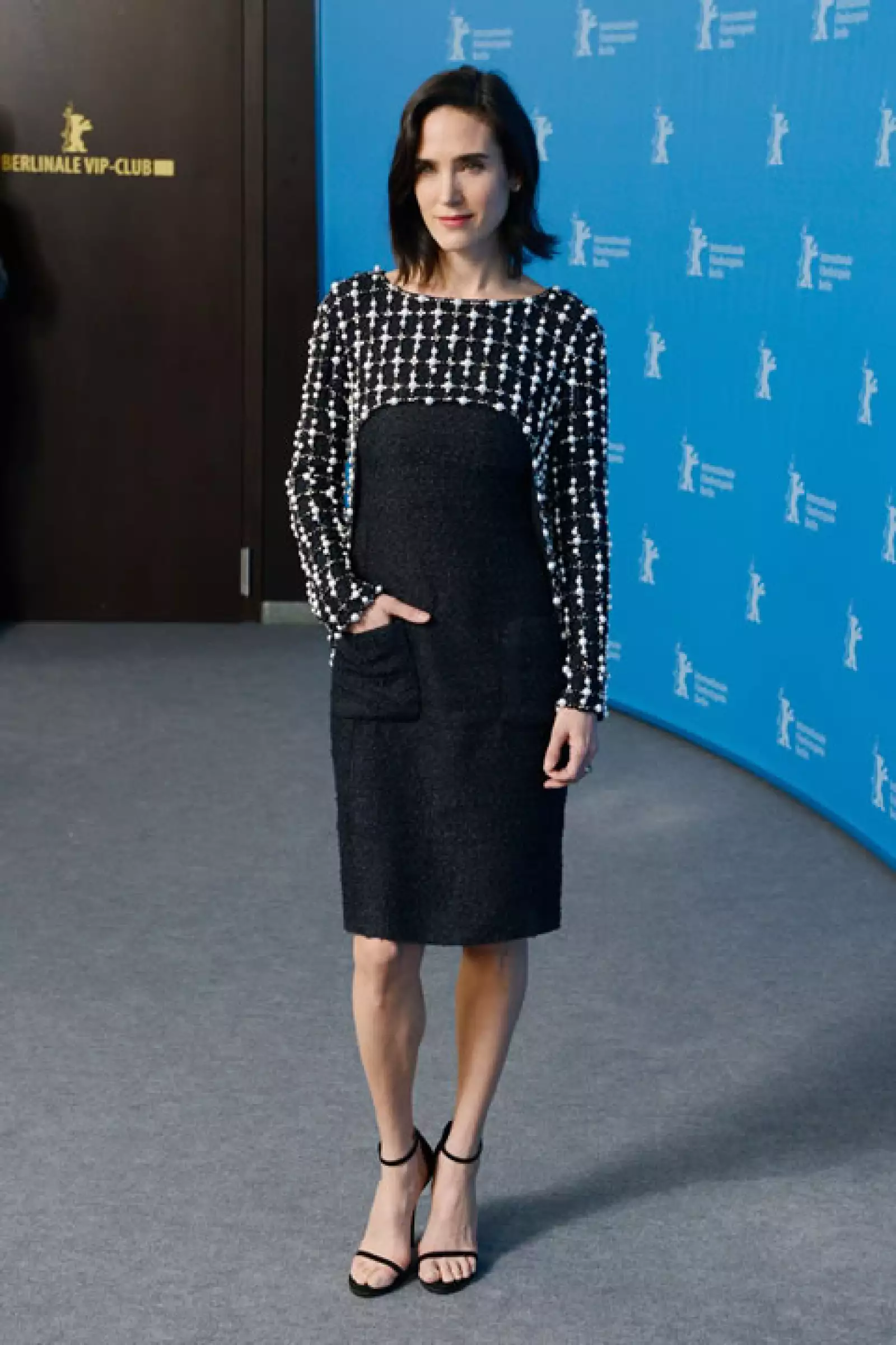 En la Berlinale usó este vesitdo que juega con el black and white.