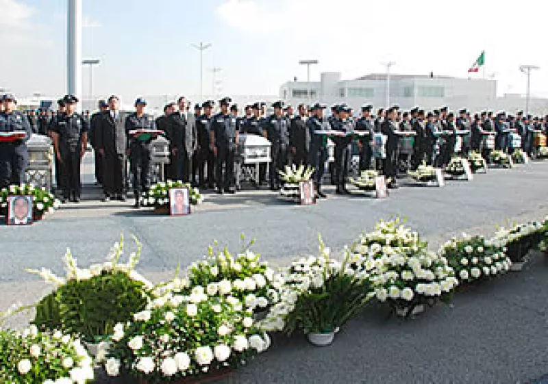 La Policía Federal llevó a cabo un homenaje a los 12 ejecutados por el cártel de La Familia. (Foto: Notimex)