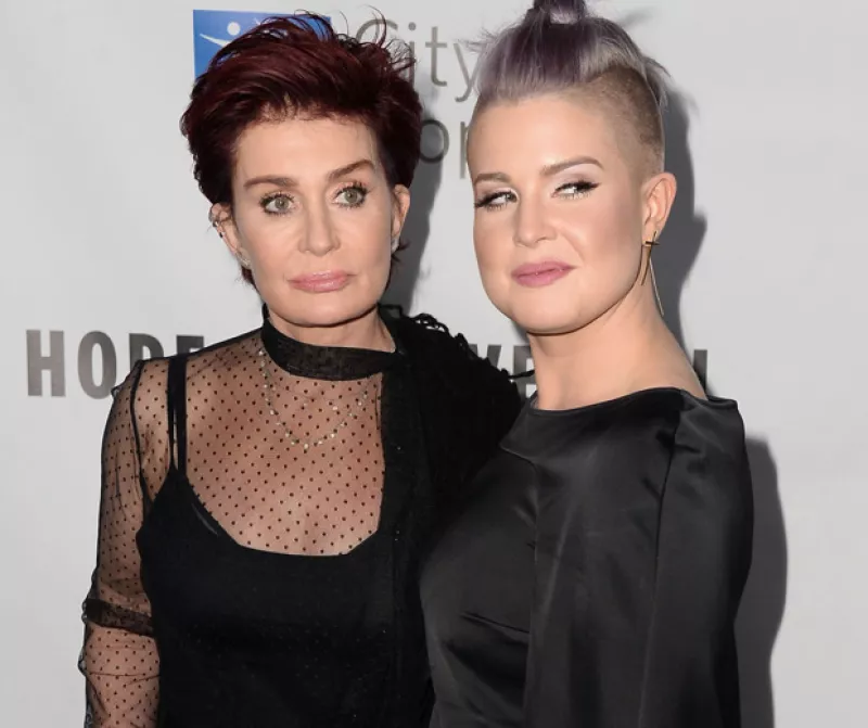 En una reciente aparición pública, la mamá de Kelly Osbourne lució hinchazón y falta de expresión facial, situación que llevó a suponer que se sometió a una reciente cirugía estética.