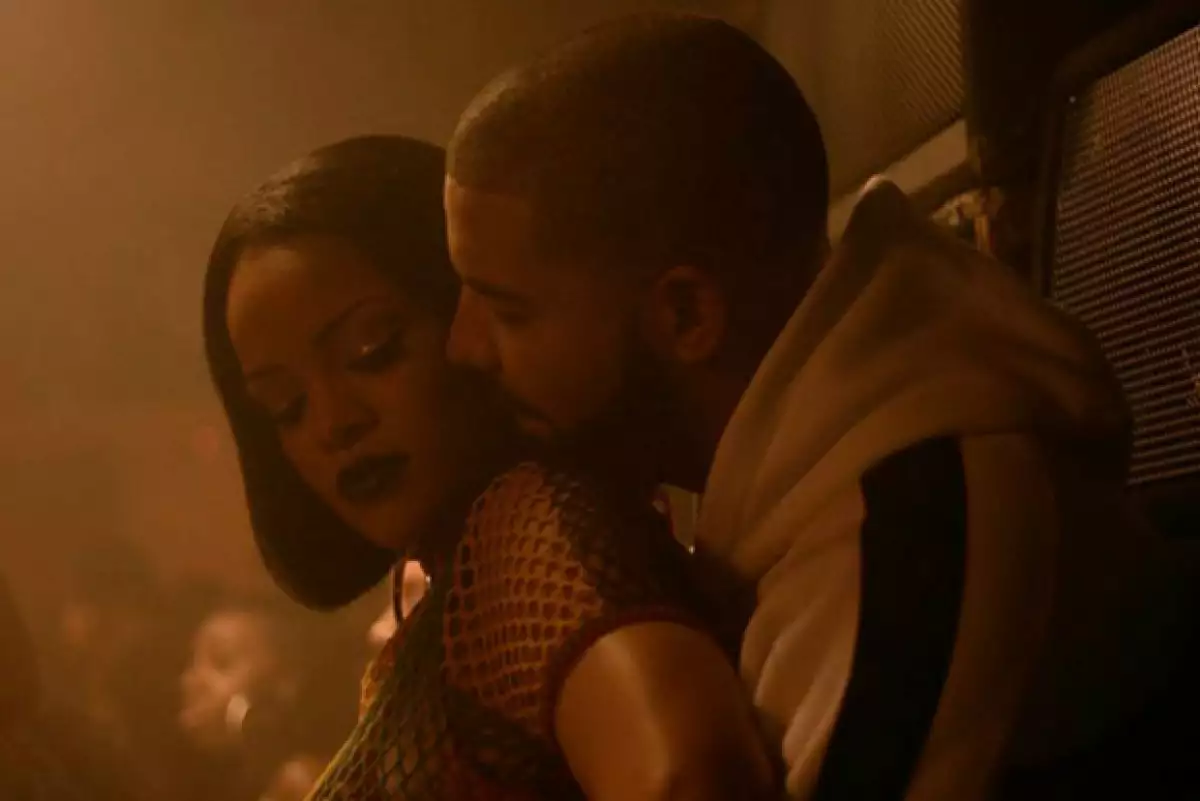 Rihanna hace dueto con Drake, a quien en el video le hace un baile privado.