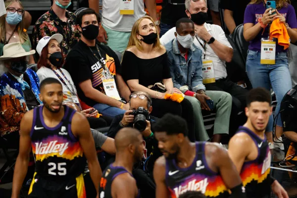 Adele acompaña a su nuevo novio a un partido de la NBA 2021 NBA Finals - Game Five