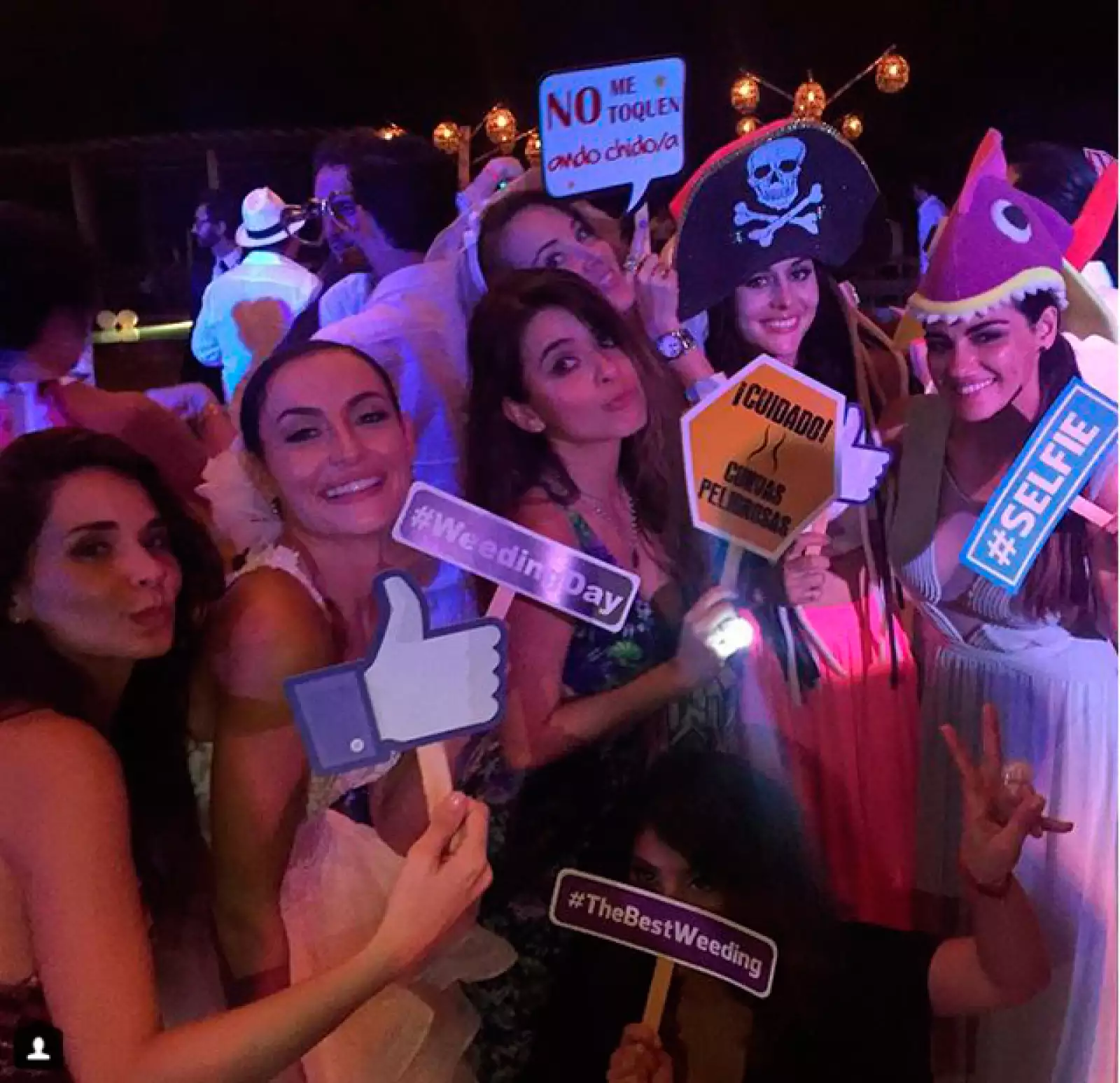 La novia pasó una inolvidable noche rodeada de sus mejores amigas y su hermana Zuria.