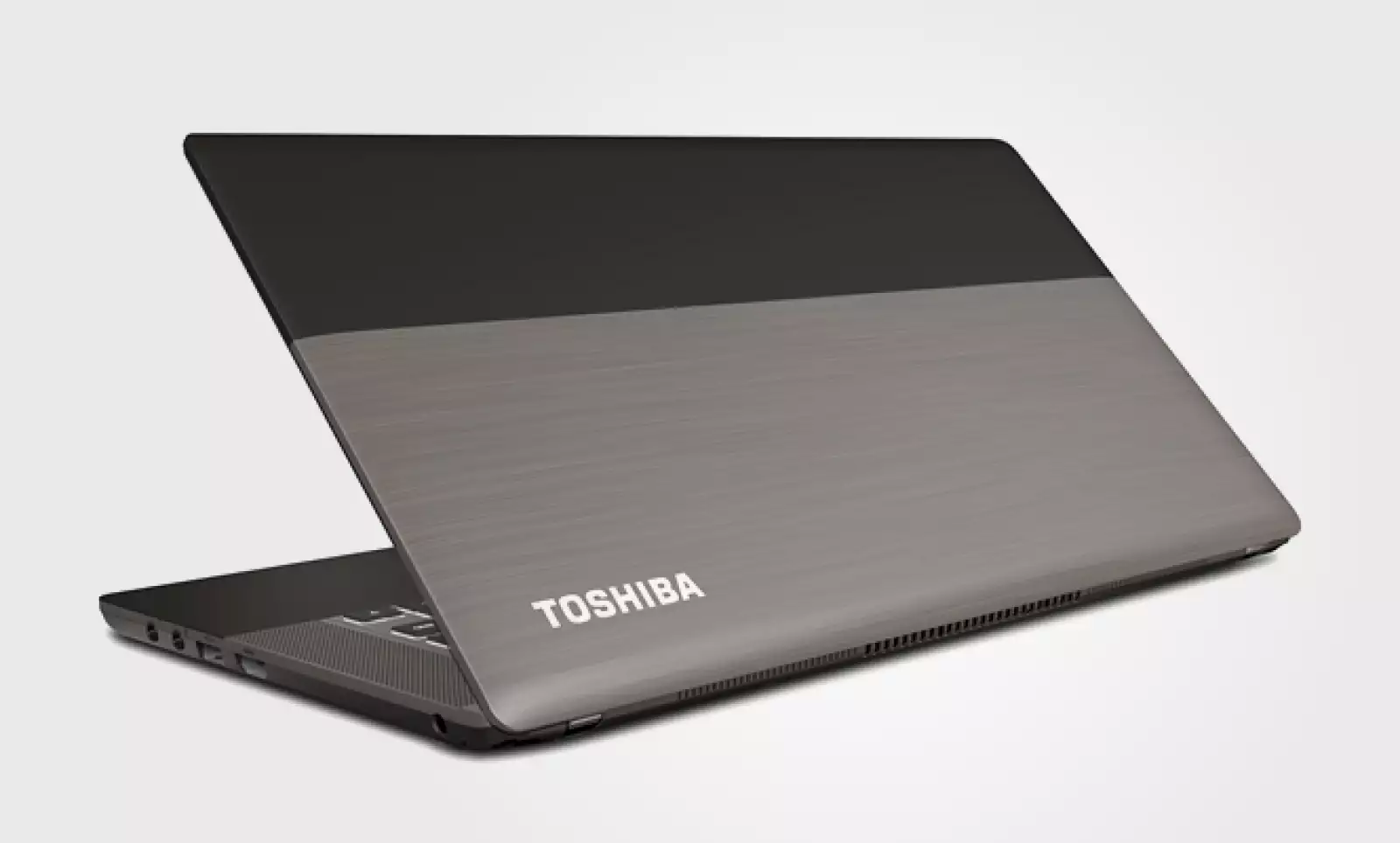 Está fabricada en aluminio, lo que le da un acabado suave al tacto y un peso de 1.73 kilogramos.