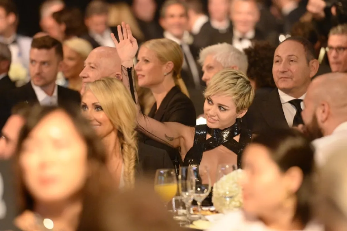 Miley confesó estar un poco pasada de copas cuando decidió pujar con 300 mil dólares por lo ofrecido en la subasta.