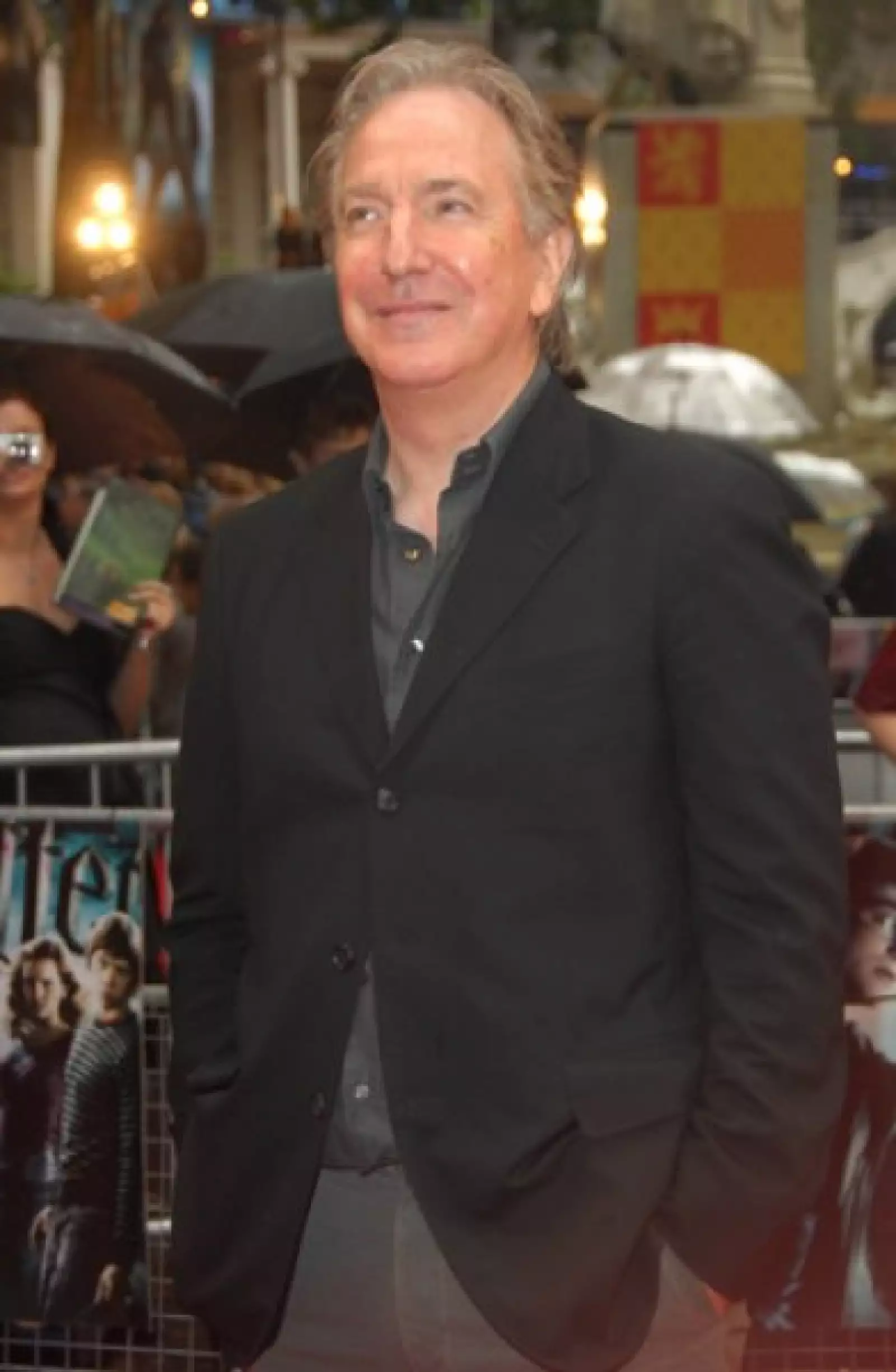 Alan Rickman, el severo profesor Severus Snape, llegó un tanto serio a la presentación.