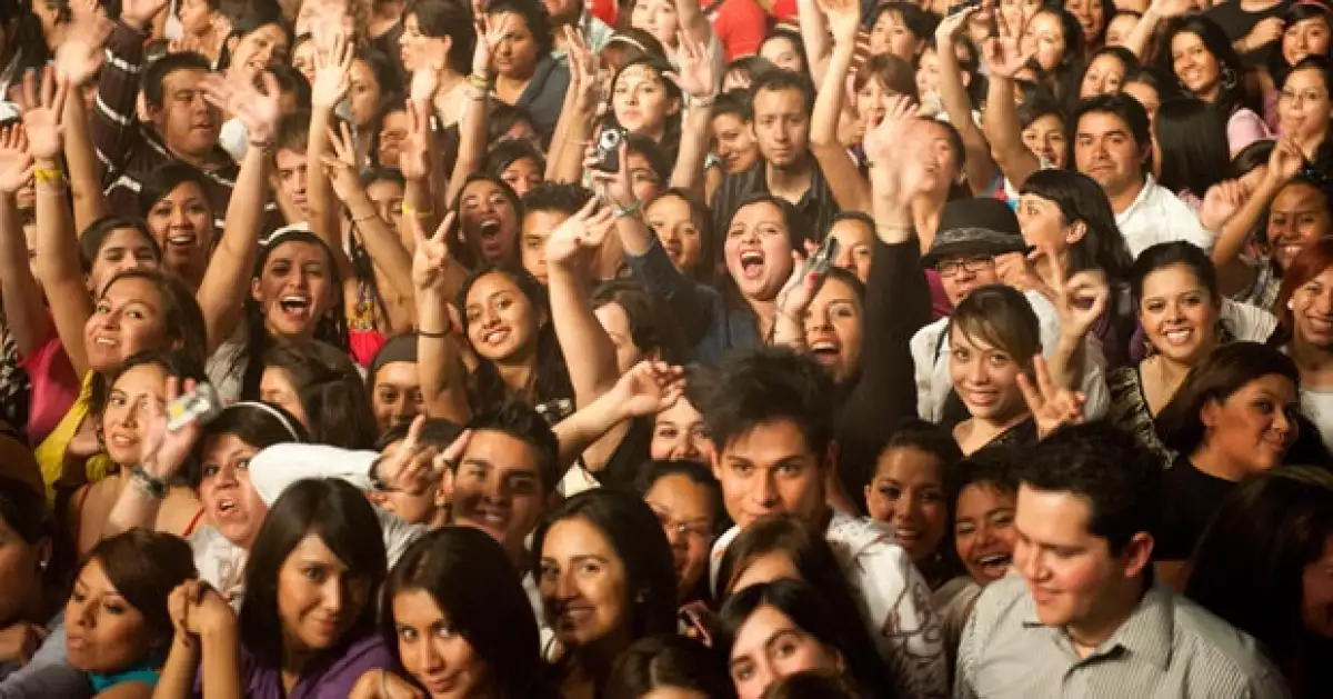 El grupo convocó a casi mil fans para que participaran en su nuevo clip como parte de un concierto.
