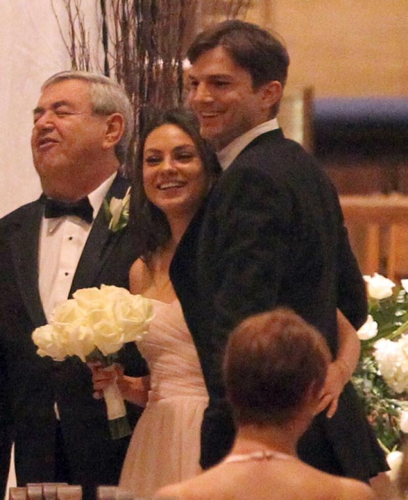 Mila y Ashton estuvieron presentes en la boda del hermano de la actriz, donde se dejaron ver sonrientes.