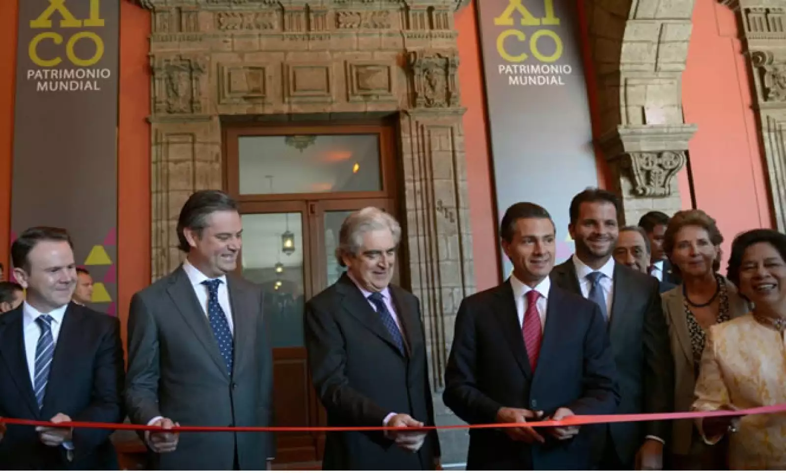El presidente Enrique Peña Nieto realizó el protocolario corte de listón en compañía de funcionarios del sector cultural.