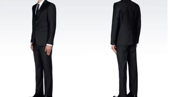 El código de indumentaria sugiere sacos de dos botones y si prefieres puedes elegir un tono gris oscuro.