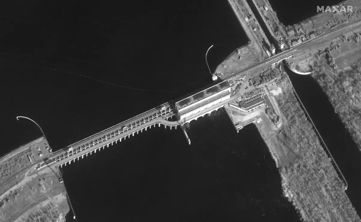 Una imagen satelital de Maxar muestra la hidroeléctrica de Kakhova en el río Dnieper, en el sur de Ucrania. 