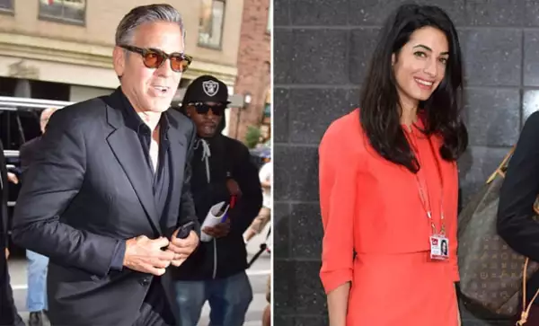 Mientras que George fue visto hoy por las calles de Nueva York esta tarde, su esposa se prepara para trabajar en un importante caso de orden internacional.